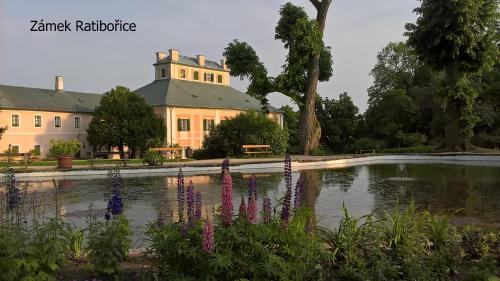 ที่เที่ยวใกล้ที่พัก, Chaty u rybnika Brodsky in เซอร์เวนี คอสเตเลซ