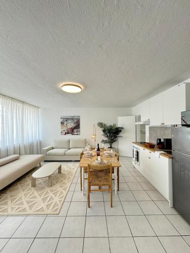 Beautiful Spacious 5 Room Apt in City Center that Sleeps 10, Wuppertal