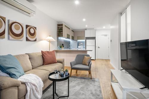 F1 Grand Prix Melbourne CBD 2 Bedroom Apartment with Pool Gym and City Views