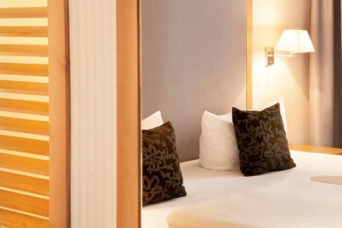 TOWNHOUSE Hotel - image 4