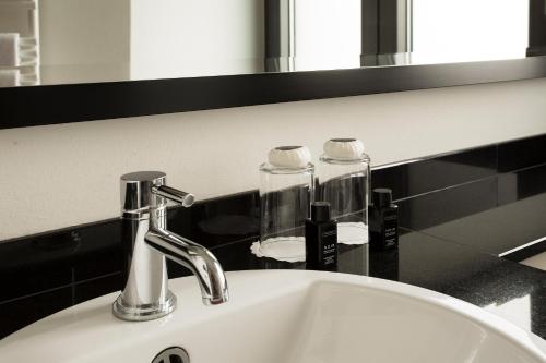 TOWNHOUSE Hotel - image 8