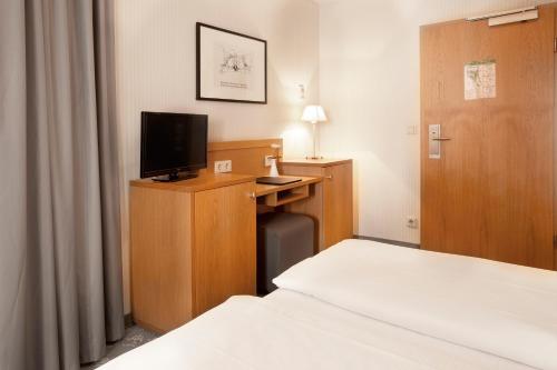 TOWNHOUSE Hotel - image 6