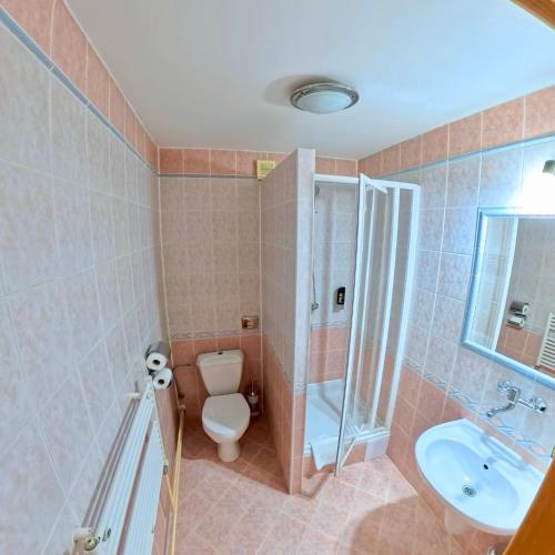 Triple Room with Bathroom image 3