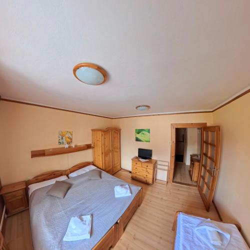 Triple Room with Bathroom image 2