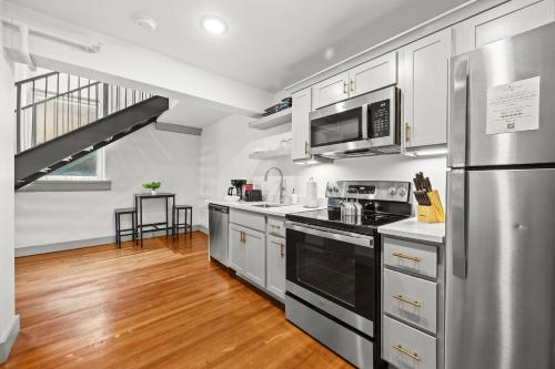 Chic and Comfy Unit w Free Parking Medical District - image 14