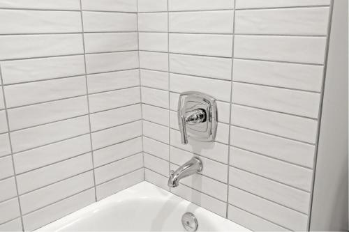 Chic and Comfy Unit w Free Parking Medical District - image 10