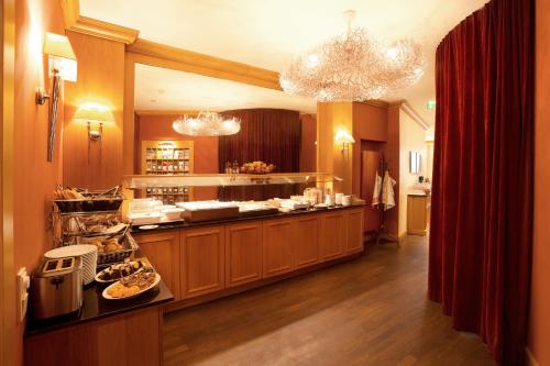TOWNHOUSE Hotel - image 8