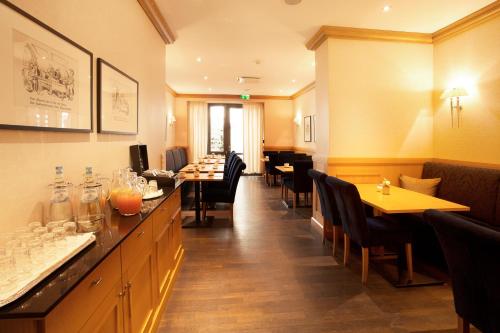 TOWNHOUSE Hotel - image 4