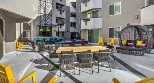 The Sherman Luxe 2 Bed Apt with FREE PARKING in Sherman Oaks