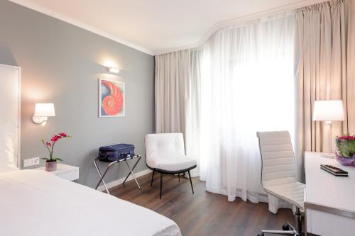 room detail thumbnail 1
