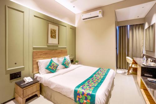 Deluxe Room image 9
