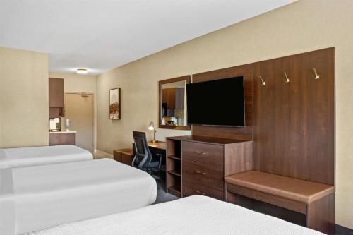 Ramada by Wyndham Drumheller Hotel & Suites Room Type - Triple Room - Non-Smoking