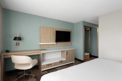 Comfort Inn & Suites Newark - image 12