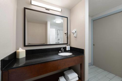 Comfort Inn & Suites Newark - image 14