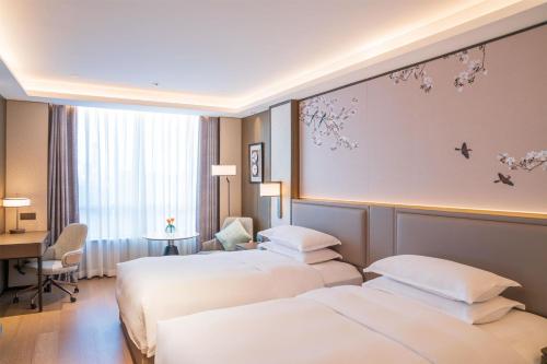 Yuexiu Hotel Guangzhou,Curio Collection by Hilton-Free shuttle between hotel and Exhibition Center during Canton Fair & Exhibitor Registration Counter