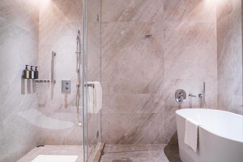 Yuexiu Hotel Guangzhou,Curio Collection by Hilton-Free shuttle between hotel and Exhibition Center during Canton Fair & Exhibitor Registration Counter