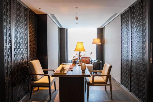 Yuexiu Hotel Guangzhou,Curio Collection by Hilton-Free shuttle between hotel and Exhibition Center during Canton Fair & Exhibitor Registration Counter