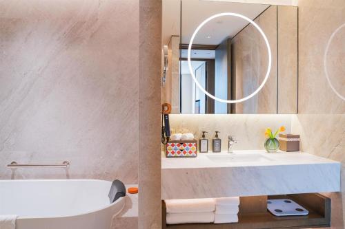 Yuexiu Hotel Guangzhou,Curio Collection by Hilton-Free shuttle between hotel and Exhibition Center during Canton Fair & Exhibitor Registration Counter