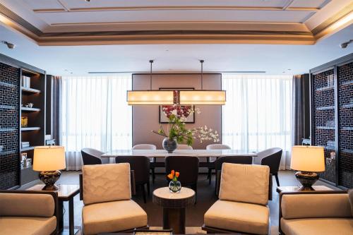 Yuexiu Hotel Guangzhou,Curio Collection by Hilton-Free shuttle between hotel and Exhibition Center during Canton Fair & Exhibitor Registration Counter