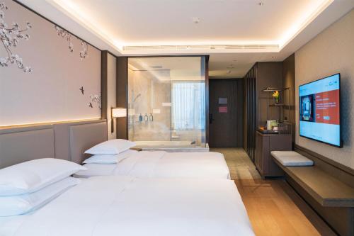 Yuexiu Hotel Guangzhou,Curio Collection by Hilton-Free shuttle between hotel and Exhibition Center during Canton Fair & Exhibitor Registration Counter