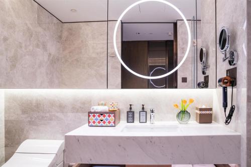 Yuexiu Hotel Guangzhou,Curio Collection by Hilton-Free shuttle between hotel and Exhibition Center during Canton Fair & Exhibitor Registration Counter