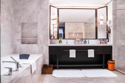 Yuexiu Hotel Guangzhou,Curio Collection by Hilton-Free shuttle between hotel and Exhibition Center during Canton Fair & Exhibitor Registration Counter