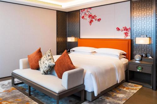 Yuexiu Hotel Guangzhou,Curio Collection by Hilton-Free shuttle between hotel and Exhibition Center during Canton Fair & Exhibitor Registration Counter