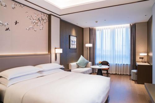 Yuexiu Hotel Guangzhou,Curio Collection by Hilton-Free shuttle between hotel and Exhibition Center during Canton Fair & Exhibitor Registration Counter