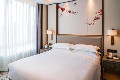 Yuexiu Hotel Guangzhou,Curio Collection by Hilton-Free shuttle between hotel and Exhibition Center during Canton Fair & Exhibitor Registration Counter
