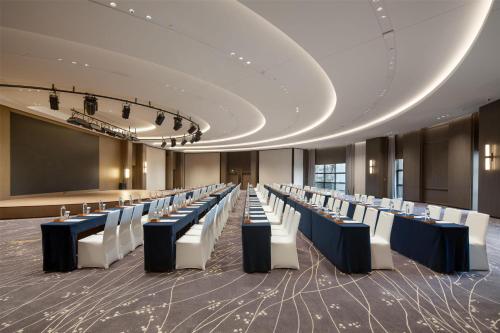 Yuexiu Hotel Guangzhou,Curio Collection by Hilton-Free shuttle between hotel and Exhibition Center during Canton Fair & Exhibitor Registration Counter