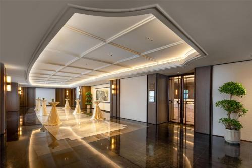 Yuexiu Hotel Guangzhou,Curio Collection by Hilton-Free shuttle between hotel and Exhibition Center during Canton Fair & Exhibitor Registration Counter