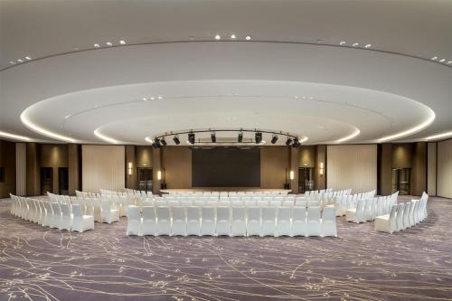 Yuexiu Hotel Guangzhou,Curio Collection by Hilton-Free shuttle between hotel and Exhibition Center during Canton Fair & Exhibitor Registration Counter