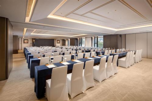 Yuexiu Hotel Guangzhou,Curio Collection by Hilton-Free shuttle between hotel and Exhibition Center during Canton Fair & Exhibitor Registration Counter