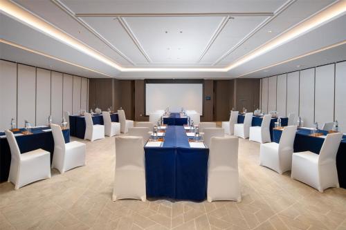 Yuexiu Hotel Guangzhou,Curio Collection by Hilton-Free shuttle between hotel and Exhibition Center during Canton Fair & Exhibitor Registration Counter