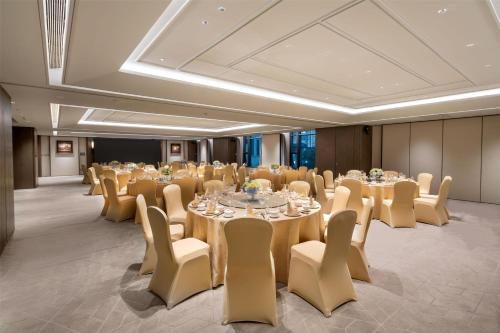 Yuexiu Hotel Guangzhou,Curio Collection by Hilton-Free shuttle between hotel and Exhibition Center during Canton Fair & Exhibitor Registration Counter