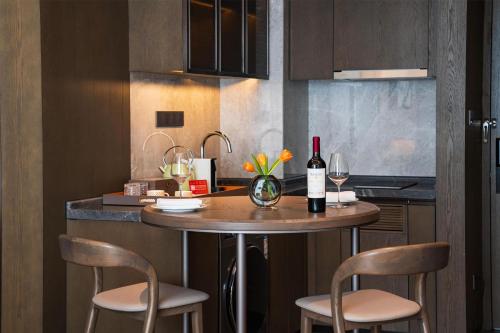 Yuexiu Hotel Guangzhou,Curio Collection by Hilton-Free shuttle between hotel and Exhibition Center during Canton Fair & Exhibitor Registration Counter