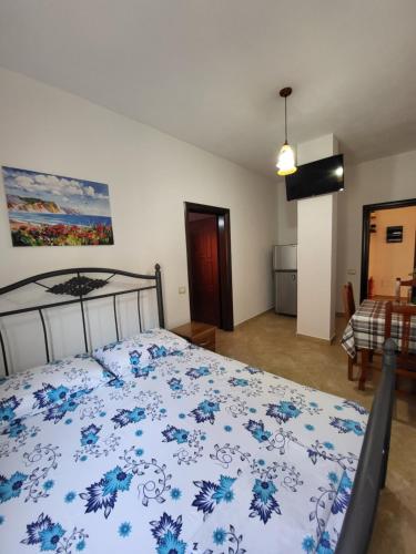 One-Bedroom Apartment image 4