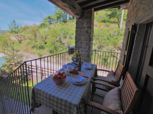 陽台/露台, Chalet in Apecchio with Pool and Mountain Views in 阿佩基奧