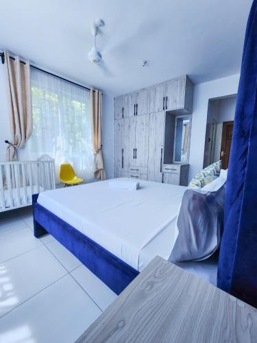 Three Bedroom Apartment Nyali 4 beds,pool and walking distance to the beach in شاطئ نيالي