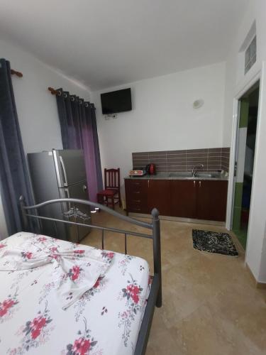 Standard Double Room with Bath image 10