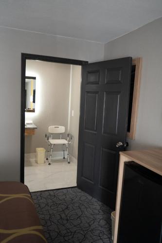 Super 8 by Wyndham Antioch/Nashville South East - image 5