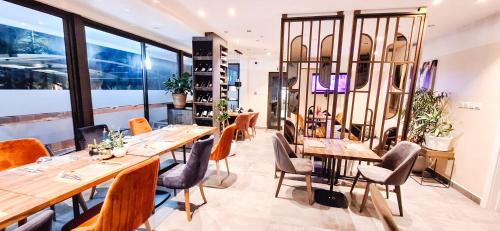 Casa Bianca, OSU, Premium Luxury, Breakfast, Pool & Gym, Restaurant, Beach 5mins, Airport 15mins in Accra