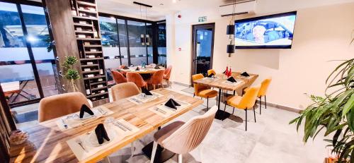 Casa Bianca, OSU, Premium Luxury, Breakfast, Pool & Gym, Restaurant, Beach 5mins, Airport 15mins in Accra