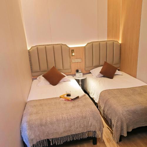 room detail thumbnail 2