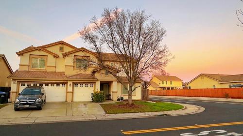 . New - Spacious, Comfortable 5 Beds 3 Baths House