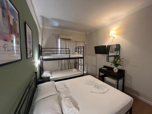 1 double bed, 1 bunk bed