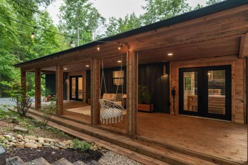 Modern Mountain Retreat - image 3
