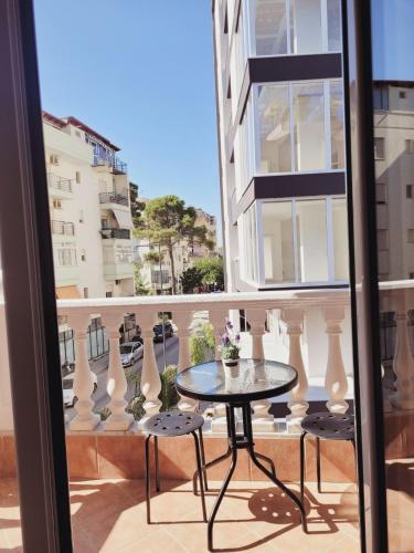Quadruple Room with Balcony image 5