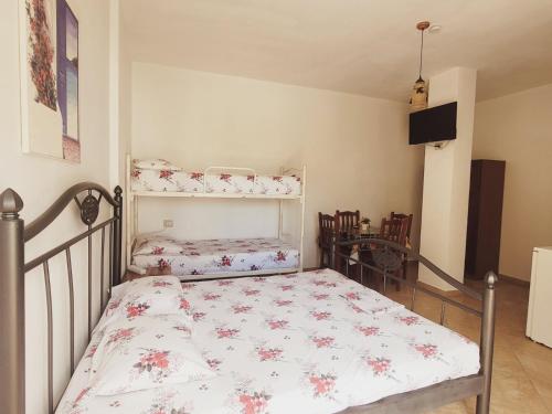 Quadruple Room with Balcony image 9