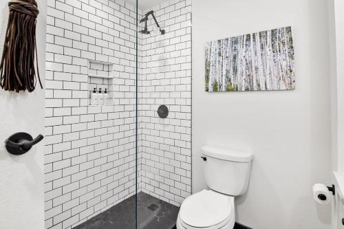 Top Floor Condo with Balcony - Steps To Lifts & Main Street condo - image 4